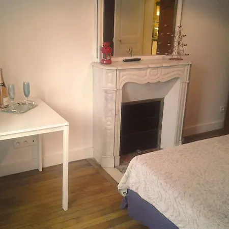 A Deux Pas De Montmartre * Parijs